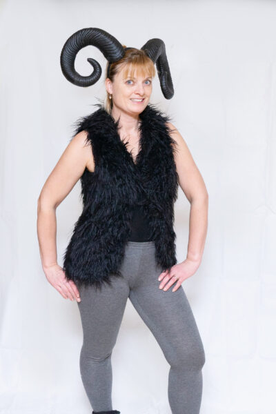 oina kostüüm naise seljas