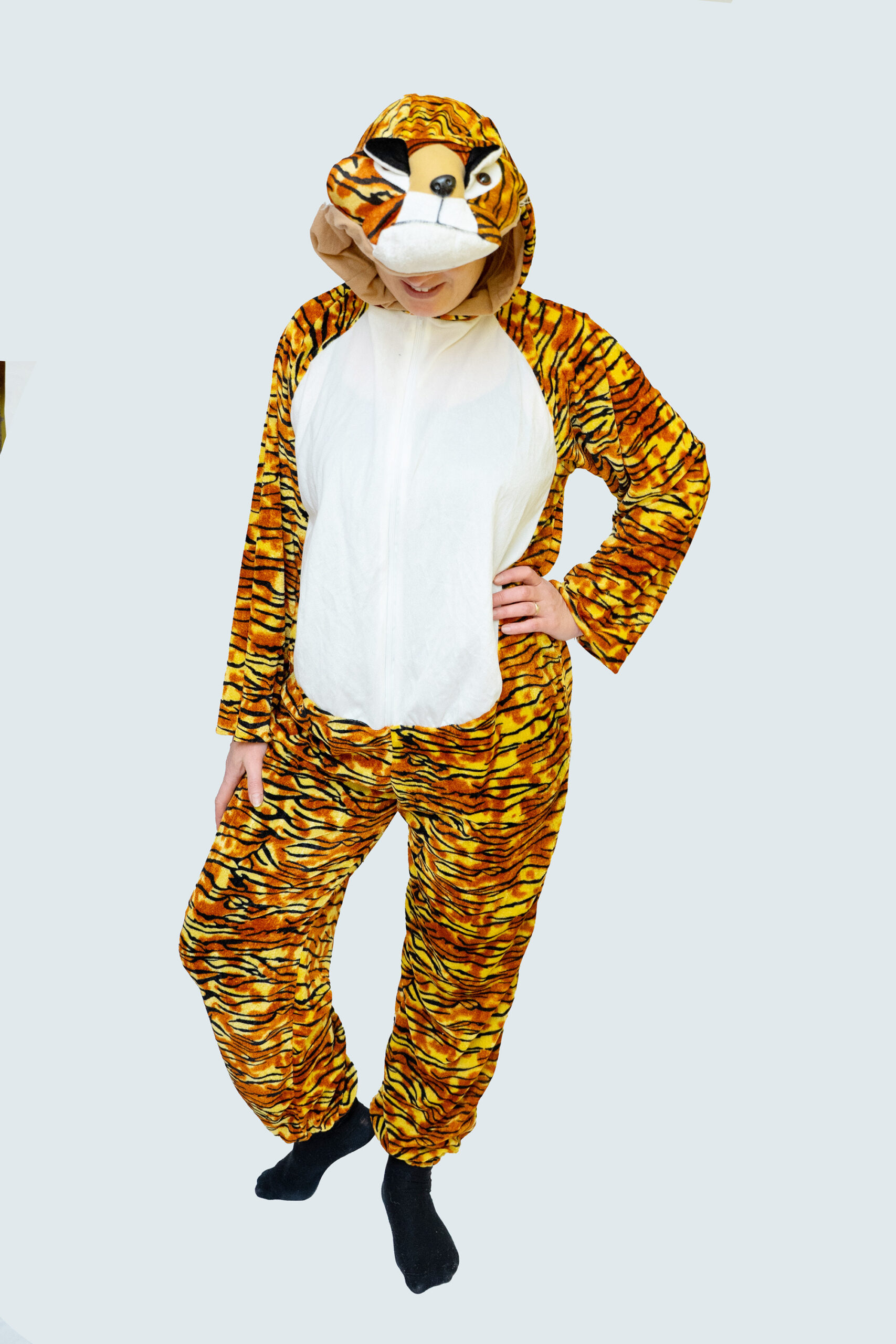 Tiigri kostüümis naine valgel taustal.
