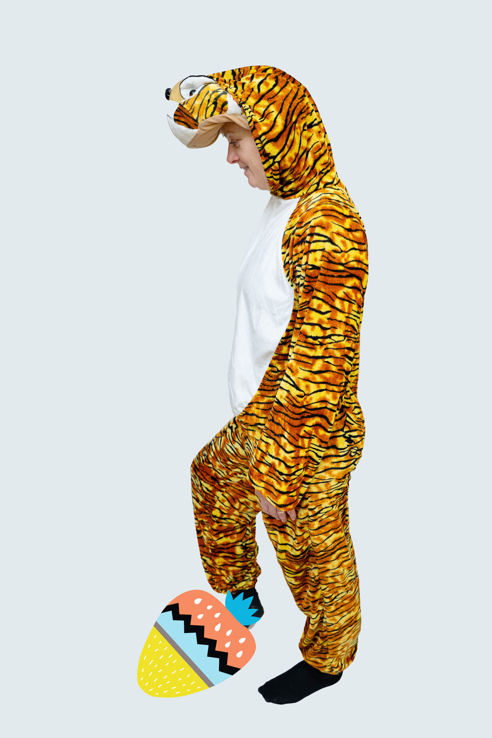 Tiigri kostüümis naine valgel taustal.