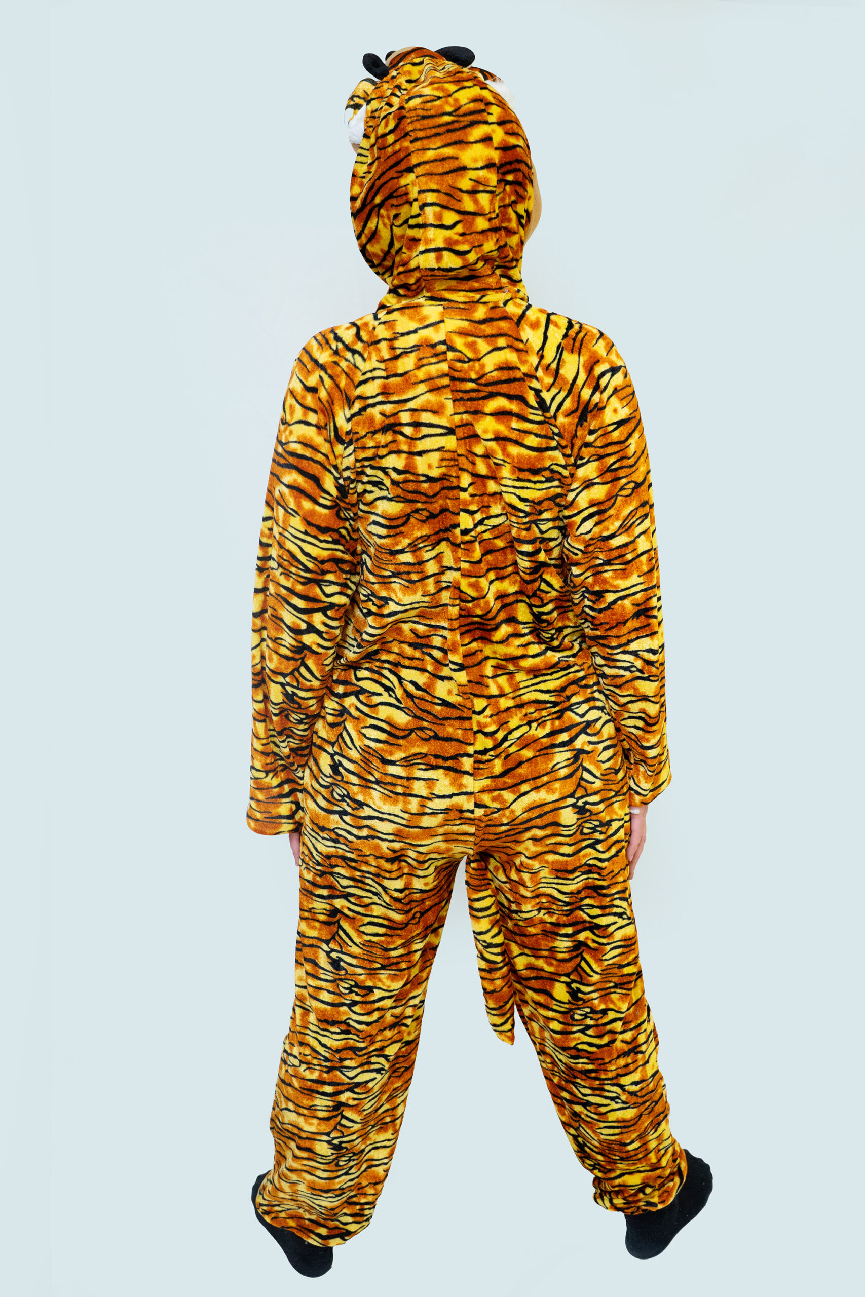 Tiigri kostüümis naine valgel taustal.