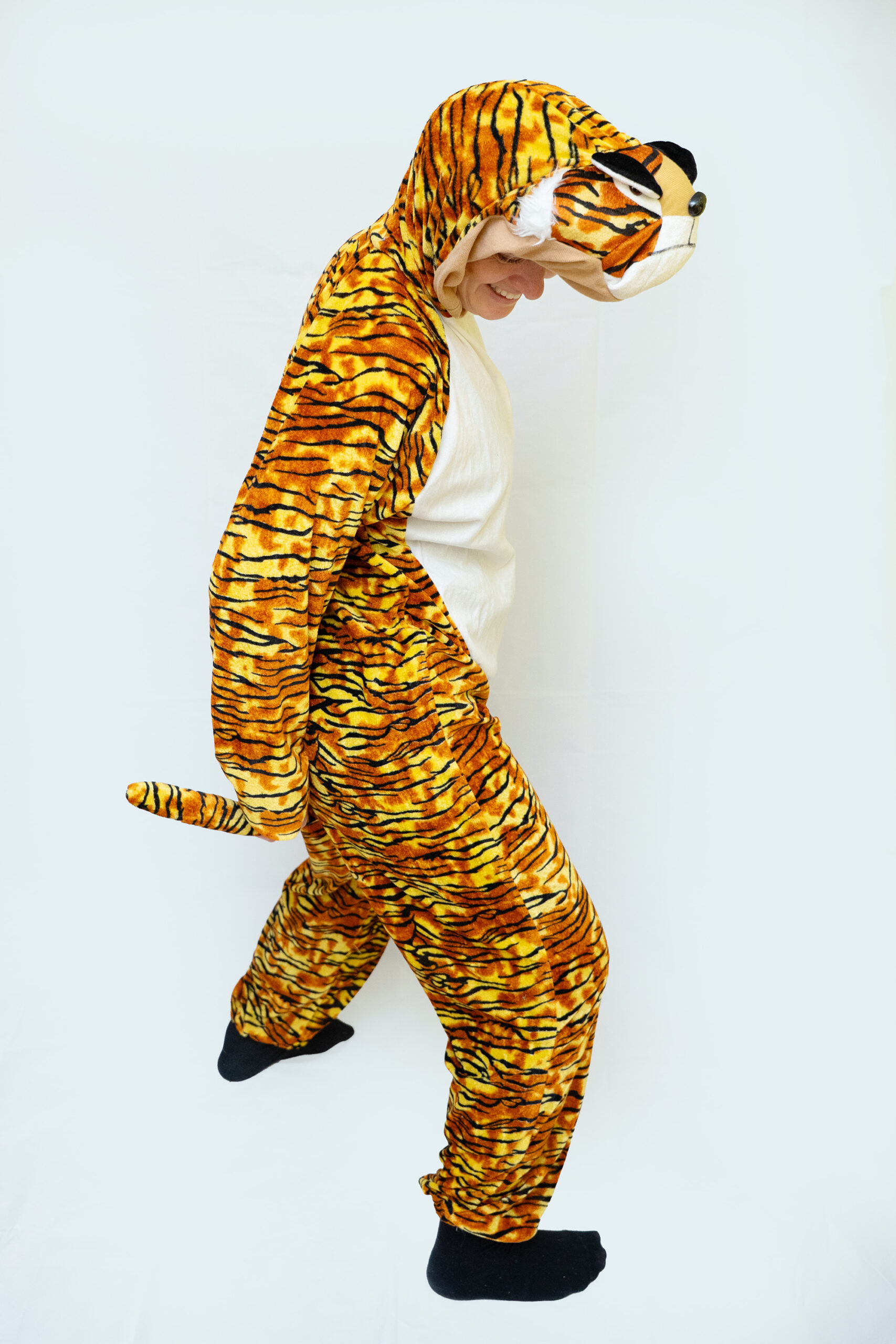 Tiigri kostüümis naine valgel taustal.