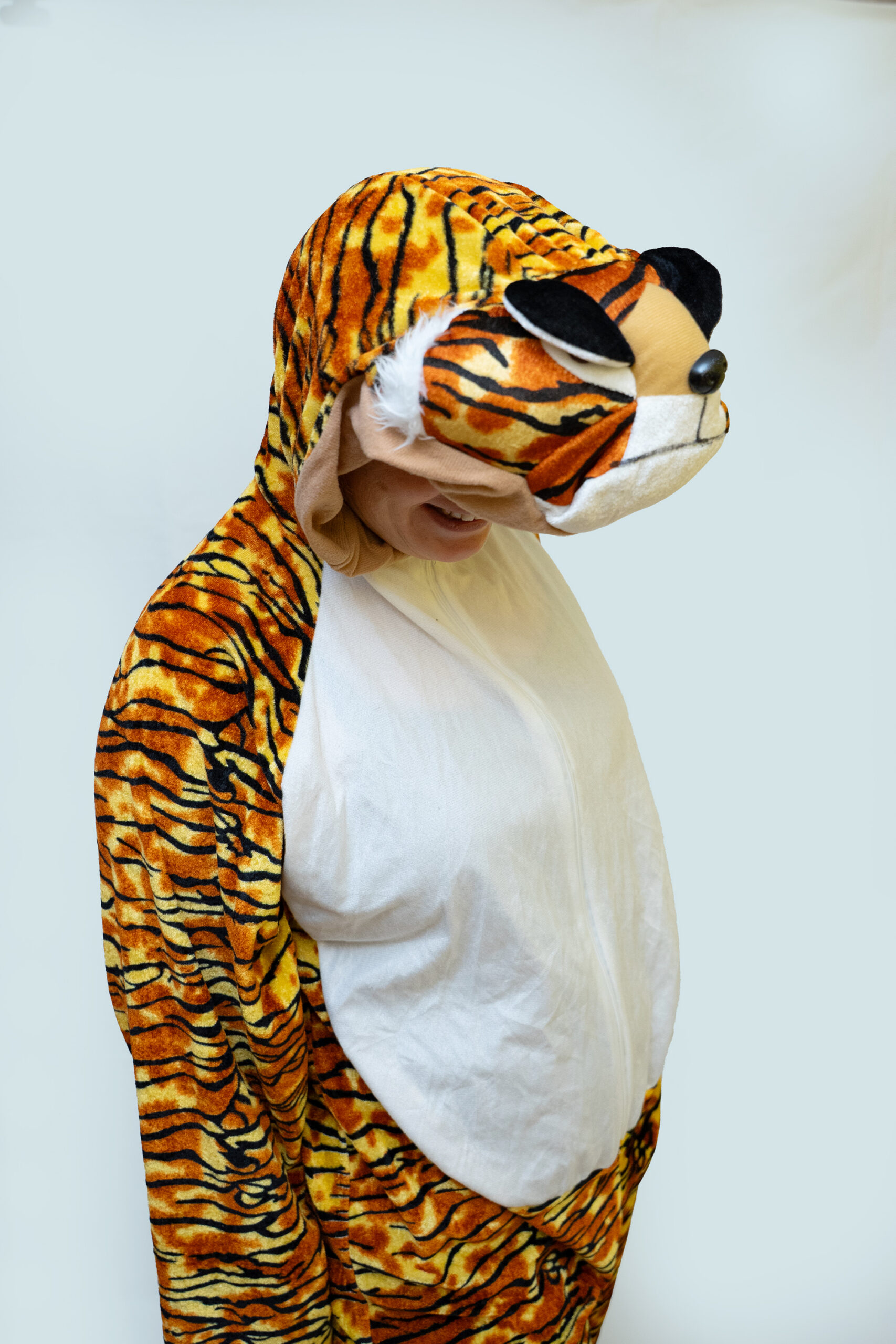 Tiigri kostüümis naine valgel taustal.