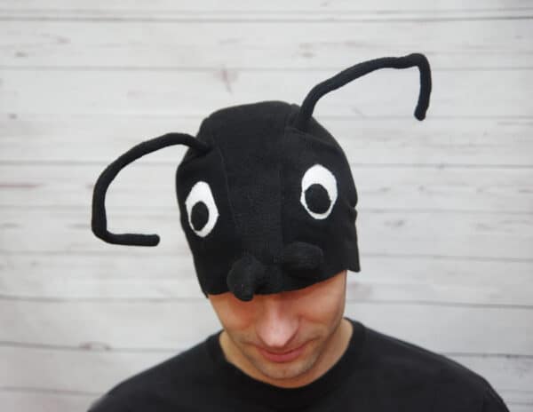 Musta sipelga kostüüm täiskasvanutele mehe peas