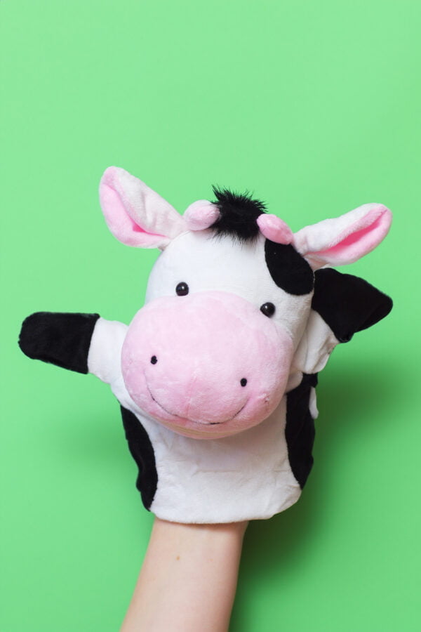 Käpiknukk. Mustavalgekirju lehm suure roosa ninaga