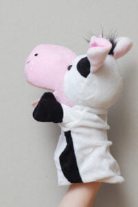 Käpiknukk. Mustavalgekirju lehm suure roosa ninaga