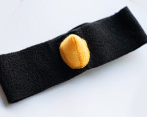 Must peavõru kollase nokaga