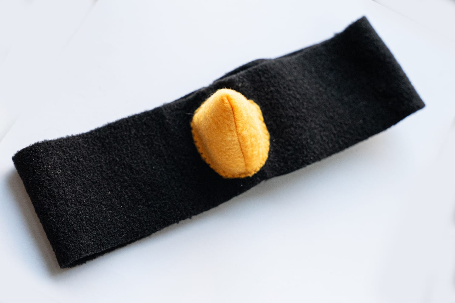 Must peavõru kollase nokaga