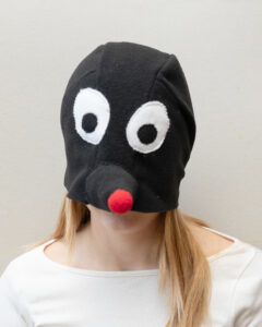 Punase nina ja suurte valgete silmadega fliisist muti kostüümimüts täiskasvanutele. Inimese nägu ei ole näha.