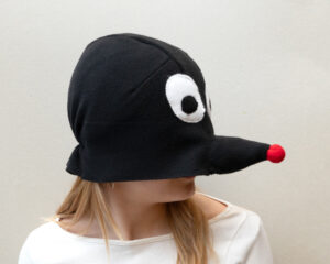 Punase nina ja suurte valgete silmadega fliisist muti kostüümimüts täiskasvanutele. Inimese nägu ei ole näha.