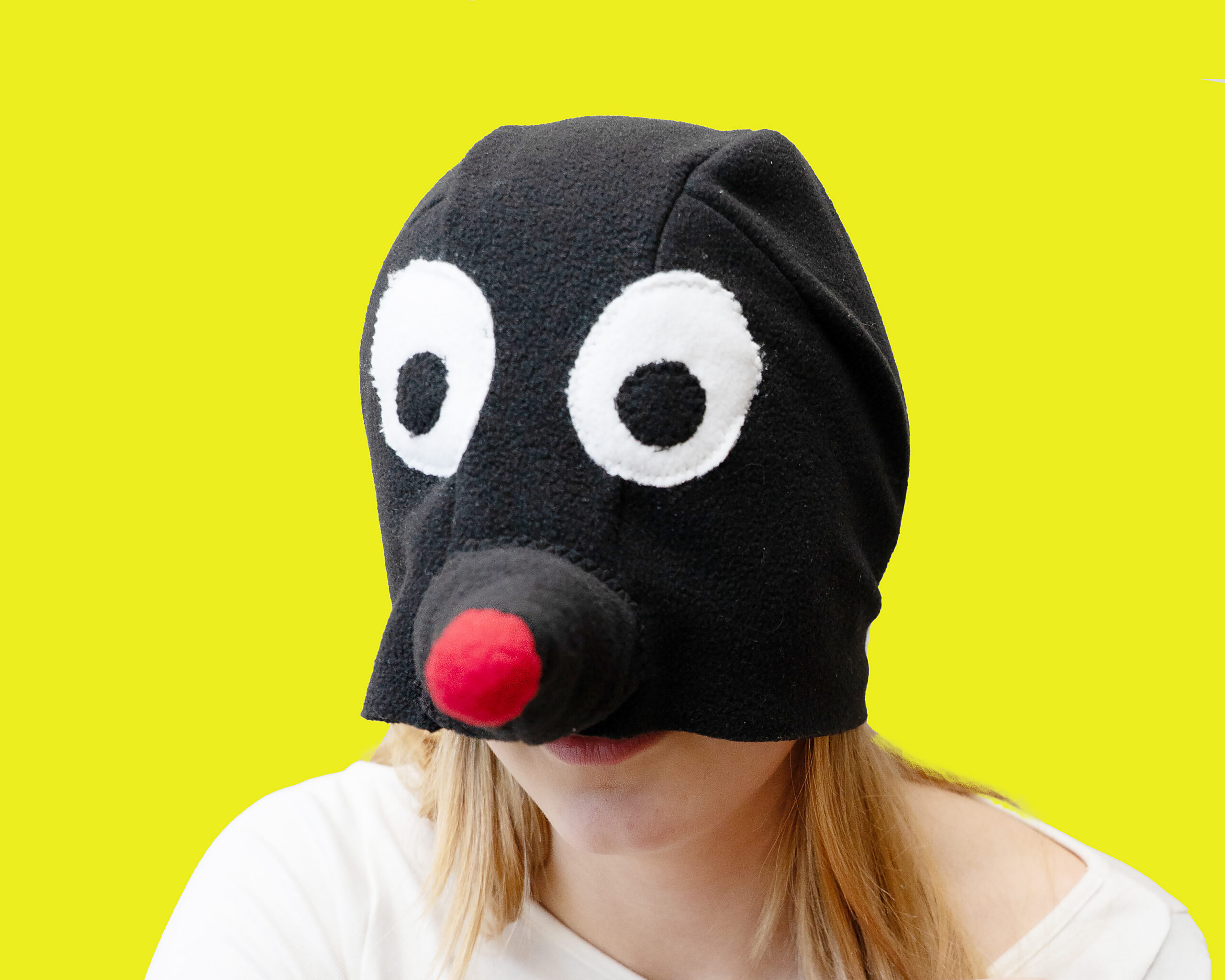 Punase nina ja suurte valgete silmadega fliisist muti kostüümimüts täiskasvanutele. Inimese nägu ei ole näha.