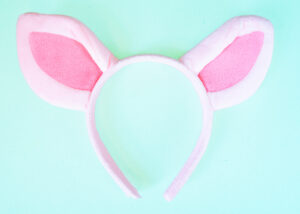 Roosa rea peavõru helerohelisel riidel.