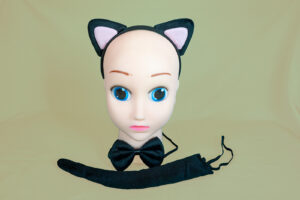 musta kassi peavõru, kikilips ja saba