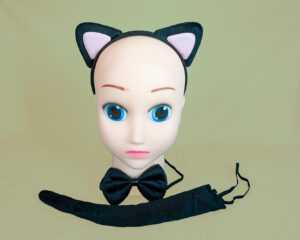 musta kassi peavõru, kikilips ja saba