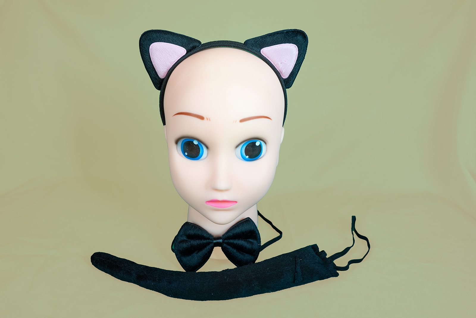 musta kassi peavõru, kikilips ja saba