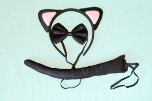 musta kassi peavõru, kikilips ja saba