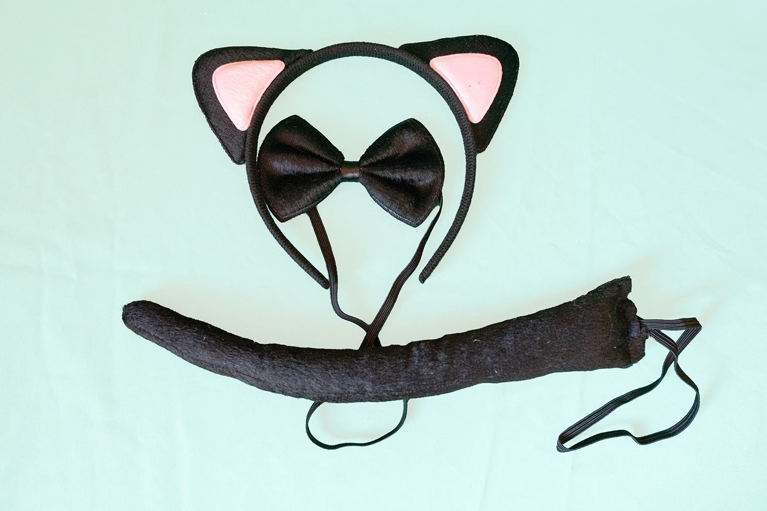 musta kassi peavõru, kikilips ja saba