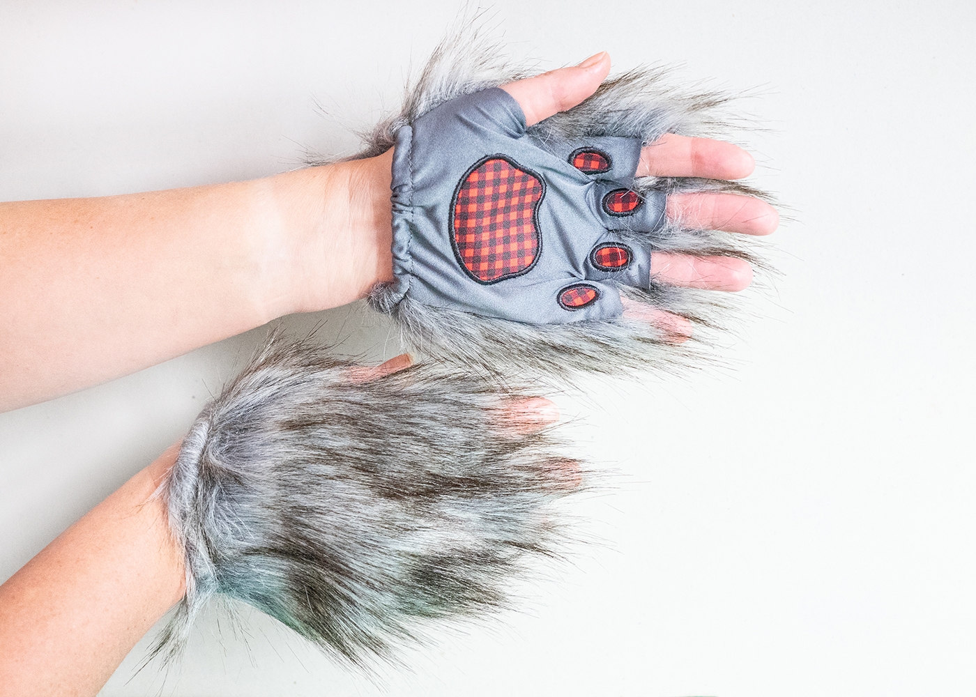 käpad kindad karvased ja hallid