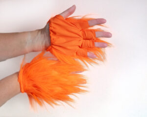 oranžid karvased kindad käpad