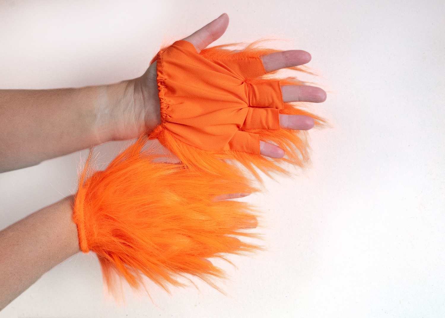 oranžid karvased kindad käpad